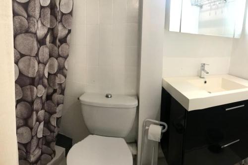 La salle de bains est pourvue de toilettes et d'un lavabo. dans l'établissement La Petite Mer’veille, à Sainte-Maxime