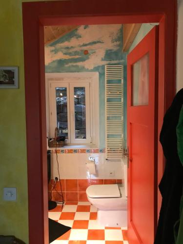 Acquarossa的住宿－Casa Mary，一间带卫生间的浴室和墙上的绘画