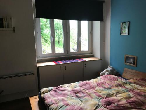 - une chambre avec un lit et une fenêtre dans l'établissement Casa Mary, à Acquarossa