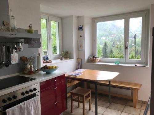 AcquarossaにあるCasa Maryの窓とテーブル付きのキッチンが備わります。
