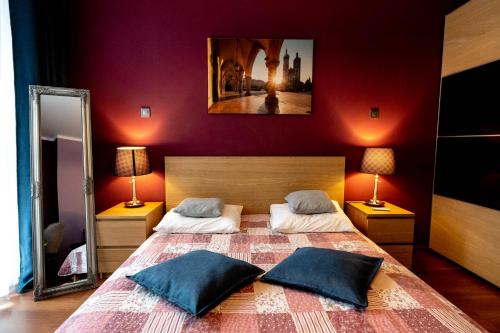 sypialnia z dużym łóżkiem z 2 poduszkami w obiekcie Torre Verona Apartment - 70m2, Terrace w Krakowie
