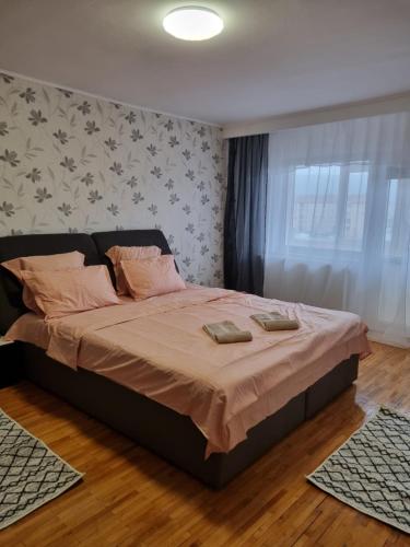 una camera con un letto con due cuscini sopra di Marya's a Râmnicu Vâlcea