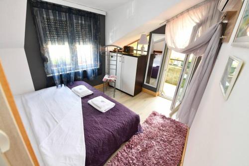 Vila NANA في سيني: غرفة صغيرة بها سرير ومطبخ