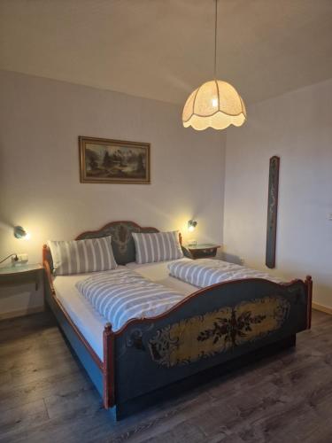 ein Schlafzimmer mit einem großen Bett in einem Zimmer in der Unterkunft Hotel Bavaria in Inzell