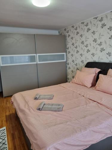 una camera da letto con un grande letto con due asciugamani di Marya's a Râmnicu Vâlcea