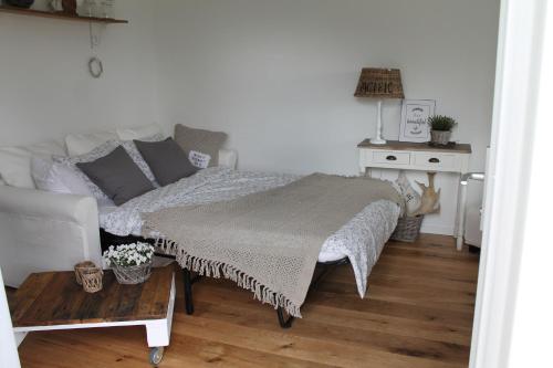 Schlafzimmer mit einem Bett und einem Tisch in der Unterkunft Filipponi's Träumli in Rüthi