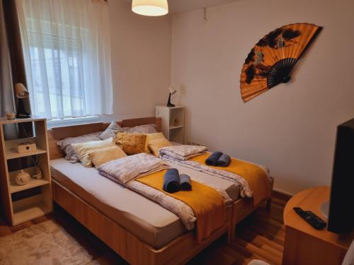 Un dormitorio con una cama con zapatos. en Skitnica House sobe, en Koprivnica