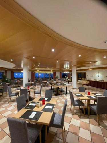 Un restaurante u otro lugar para comer en Hotel Larch