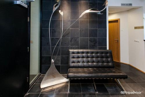un divano in pelle in una stanza con parete di 101 Guesthouse Hotel a Reykjavik
