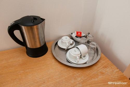 Příslušenství pro přípravu čaje a kávy v ubytování 101 Guesthouse Hotel