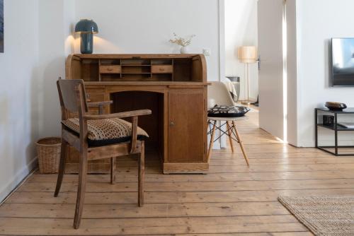 einen Schreibtisch und einen Stuhl in einem Zimmer in der Unterkunft FeelsLikeHome - Schöne&zentral angebundene Altbauwohnung mit Parkplatz in Bochum