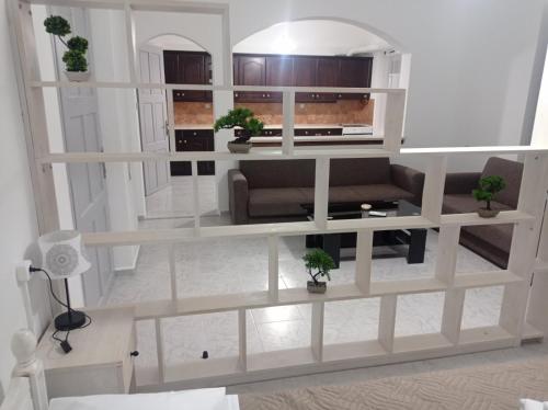 een woonkamer met een bank en een tafel bij Alexia's Houses in Kalamaki
