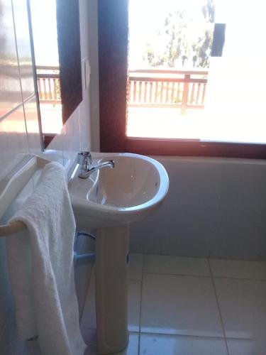 a bathroom with a sink and a window at Quilla Wasi - ISLA DEL SOL in Comunidad Yumani