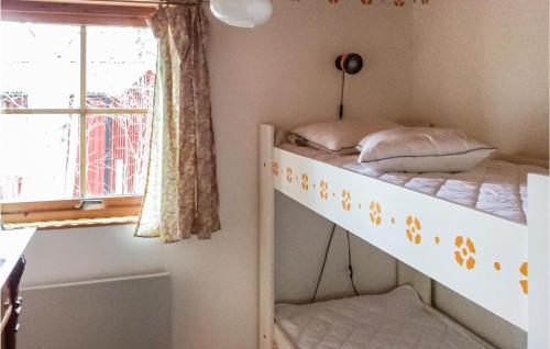 Litera en habitación con ventana en Stunning Home In Ludvika With Lake View en Ludvika