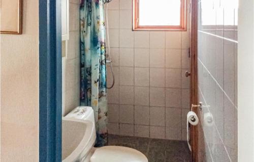 y baño con aseo y ducha. en Stunning Home In Ludvika With Lake View, en Ludvika