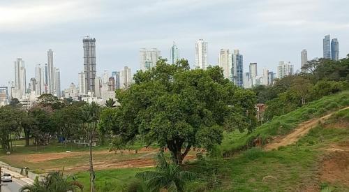 un perfil urbano con edificios altos a lo lejos en Agradável apartamento em bairro silencioso..., en Camboriú