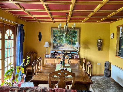 comedor con mesa de madera y sillas en Hospedaje BoppHouse, en Coyhaique
