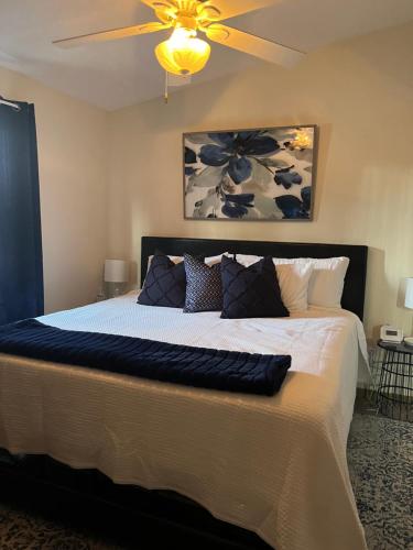 1 dormitorio con 1 cama grande y ventilador de techo en Paradise Oasis Near Lake *Full Body Massage Chair*, en Longview