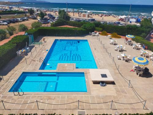 - une vue sur la piscine située à côté d'une plage dans l'établissement Azzurro mare Trapani, à Trapani