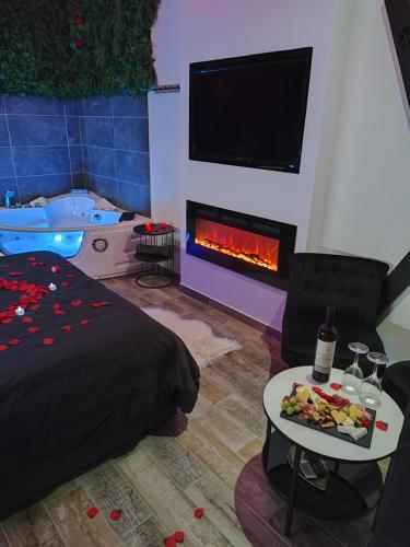 ein Wohnzimmer mit einem Kamin und einem Tisch mit einem Tablett mit Speisen in der Unterkunft LoveroomXspa in Bourg-Saint-Christophe