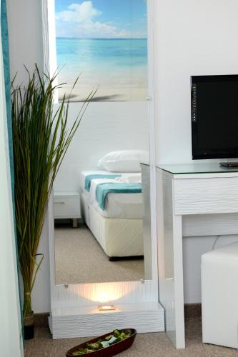 a bedroom with a view of a bed and a mirror at Diamond Kiten in Kiten