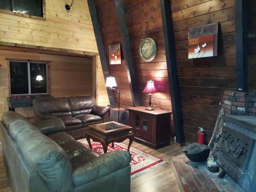 a living room with a leather couch and a table at Julian House of Games in Julian