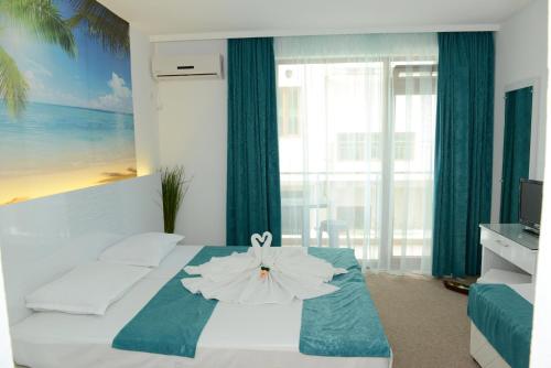 a bedroom with a bed with a flower on it at Diamond Kiten in Kiten