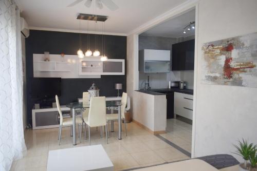 eine Küche und ein Esszimmer mit Tisch und Stühlen in der Unterkunft Casa Paz in Playas de Vera