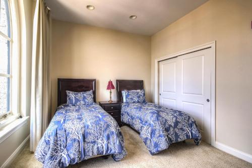 two beds sitting next to each other in a bedroom at Harbor apartments Free indoor Parking in Baltimore