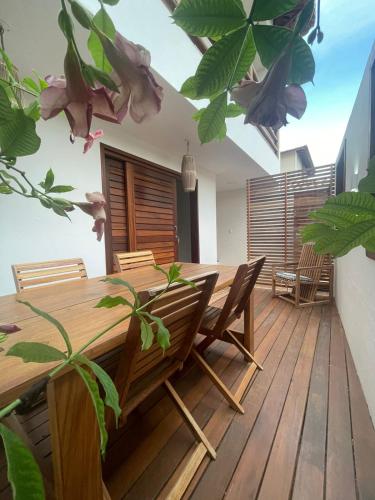 傑里科科拉的住宿－Novo Apê Fabiano，一间设有木桌和一些植物的用餐室