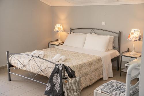 a bedroom with a bed with towels on it at Minas Apartments in Divarata
