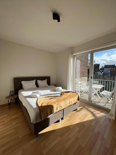1 dormitorio con cama y ventana grande en Antwerp City Appartment en Amberes