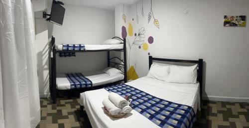 Zimmer mit 2 Etagenbetten in einem Zimmer in der Unterkunft Hotel Habibi in Barranquilla