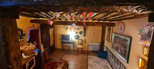 einen Blick über ein Zimmer mit Wohnzimmer in der Unterkunft La Quinta rural in Valeria
