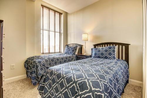 a bedroom with two beds and a window at Harbor apartments Free indoor Parking in Baltimore