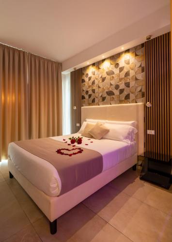 Letto o letti in una camera di AlbaDea Suites&Jacuzzi