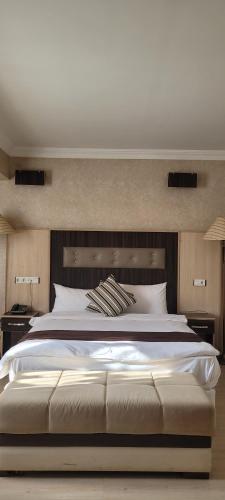 Postel nebo postele na pokoji v ubytování Güngören Hotel