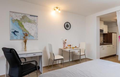 une chambre avec un lit, un bureau et une table dans l'établissement Nomad Dubrovnik + free parking, à Dubrovnik