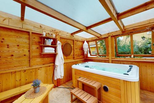uma casa de banho com banheira numa casa de madeira em Estudio en la playa con spa opcional em Gran Alacant