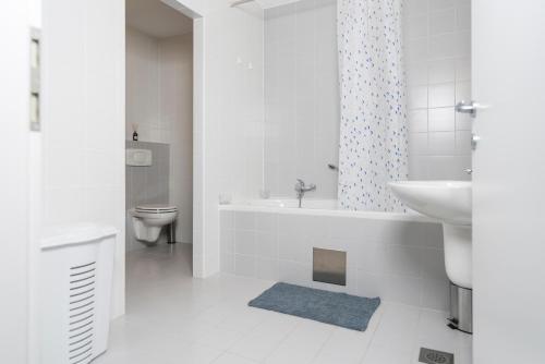 DREAM & RELAX Apartment في بوينج: حمام مع حوض ومغسلة ومرحاض