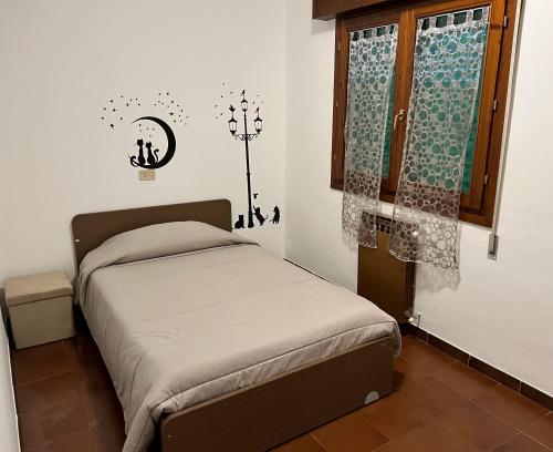 a small bedroom with a bed and a window at CASA GIULIETTA in Tolle