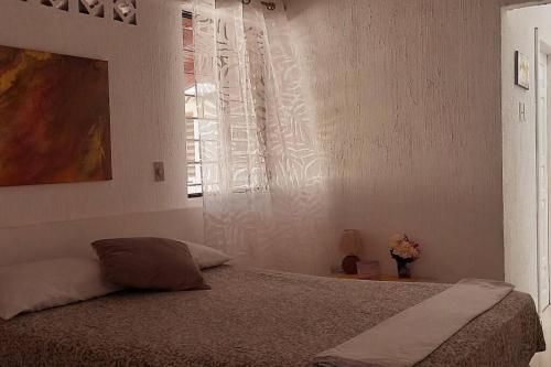 a bedroom with a bed and a window at Casa Albatros (Playa-Esmeraldas) in Tonsupa