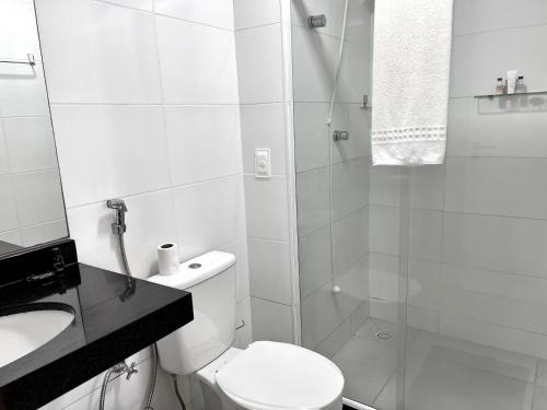 y baño con ducha, aseo y lavamanos. en Maravilhoso studio - Ponta Verde, en Maceió