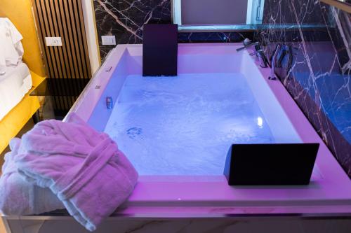 TV o dispositivi per l'intrattenimento presso AlbaDea Suites&Jacuzzi