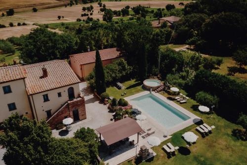 una vista aérea de una casa y una piscina en Poggio Martino, en Cignano