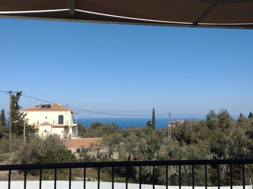 una vista dal balcone di una casa di VILLA NDJ RELAX a Tsoukalades