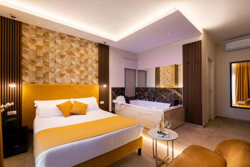 una camera d'albergo con un letto e una vasca da bagno di AlbaDea Suites&Jacuzzi a Roma