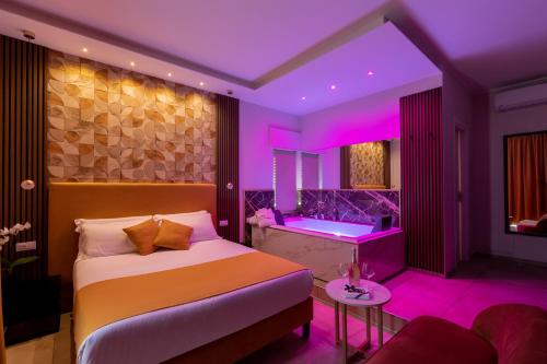 una camera con letto, lavandino e illuminazione viola di AlbaDea Suites&Jacuzzi a Roma