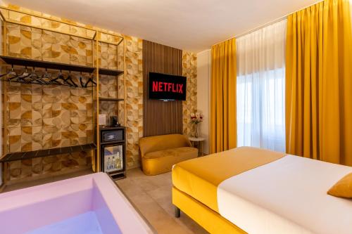 Letto o letti in una camera di AlbaDea Suites&Jacuzzi