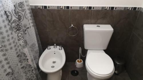un baño con inodoro y bidé en Cabañas Iñ Püñen, en General Belgrano